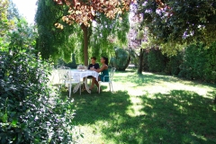 colazione in giardino in estate